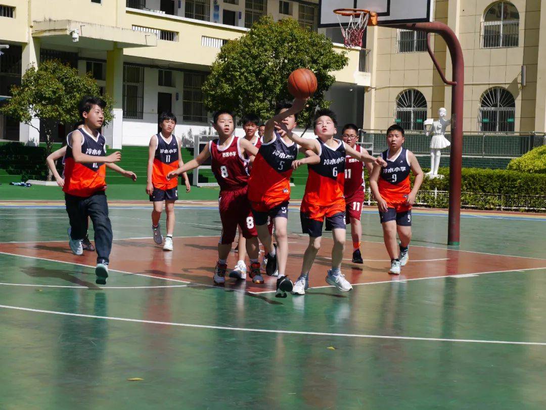 包含篮球比赛现场热情洋溢，球员实力抢眼的词条